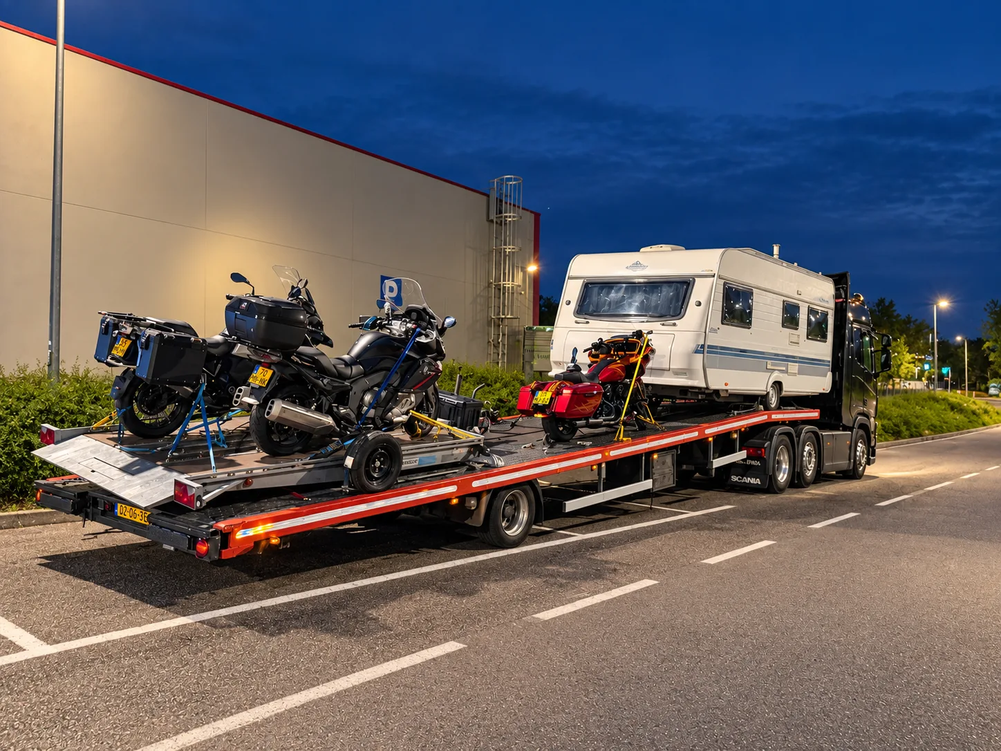 Caravan vervoerd op een Schipper Edam voertuigtransporter tijdens Europees transport